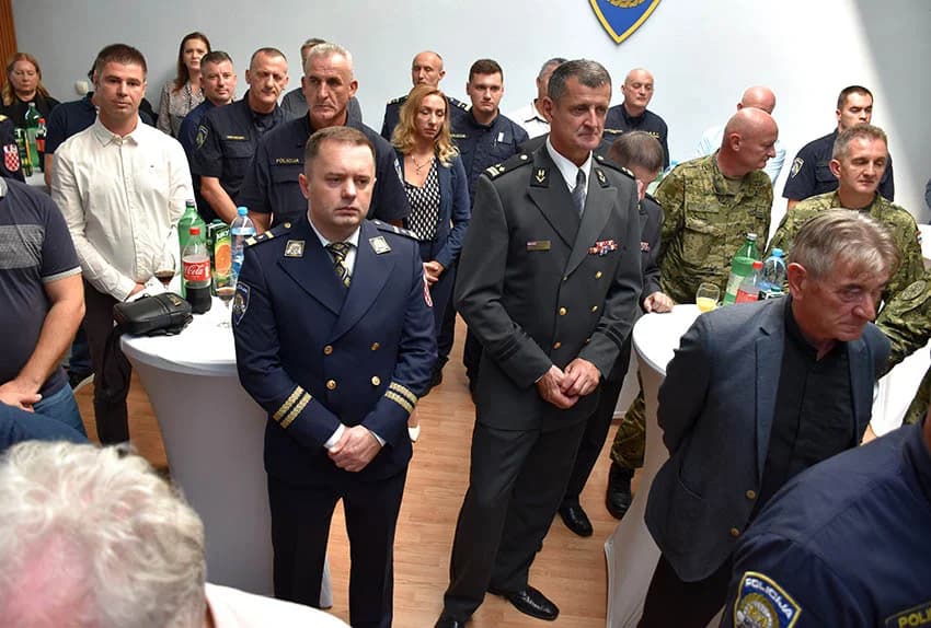 /FOTO/ Uručene pisane povale načelnika Policijske uprave požeško-slavonske policijskim službenicima i namještenicima u prigodi Dana policije