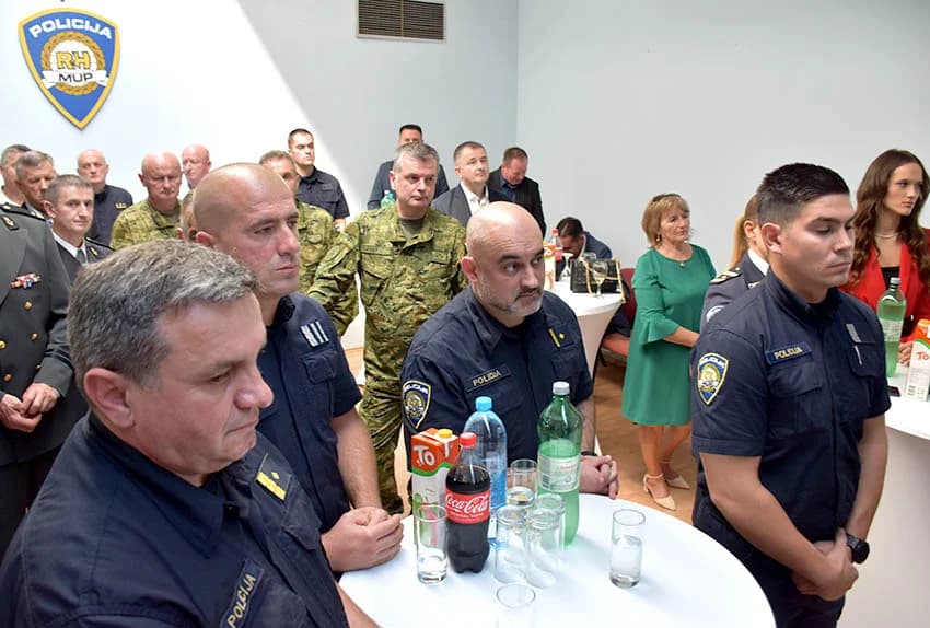 /FOTO/ Uručene pisane povale načelnika Policijske uprave požeško-slavonske policijskim službenicima i namještenicima u prigodi Dana policije