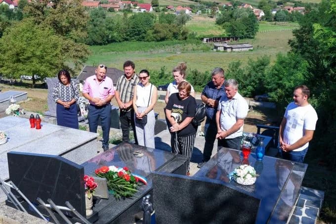 UZ 33. OBLJETNICU POGIBIJE PRIPADNIKA „TIGROVA“ U Novoj Ljeskovici odana počast hrvatskom branitelju Josipu Kneževiću