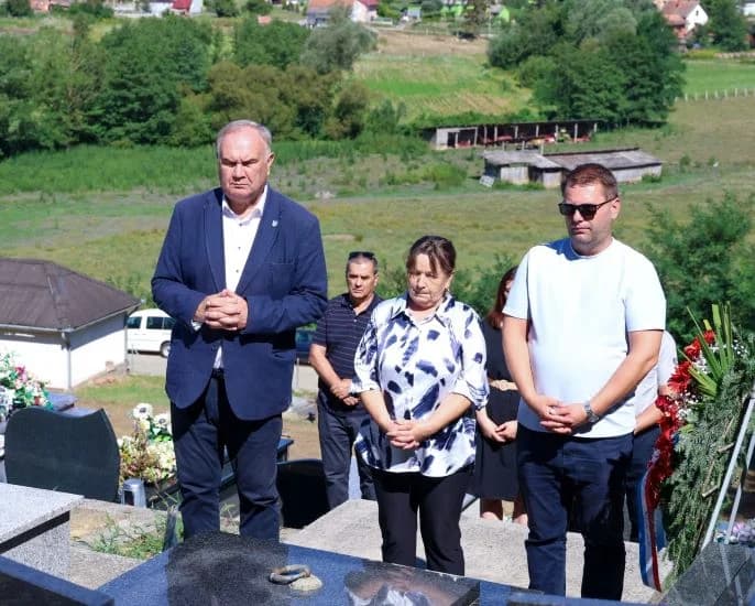 UZ 33. OBLJETNICU POGIBIJE PRIPADNIKA „TIGROVA“ U Novoj Ljeskovici odana počast hrvatskom branitelju Josipu Kneževiću