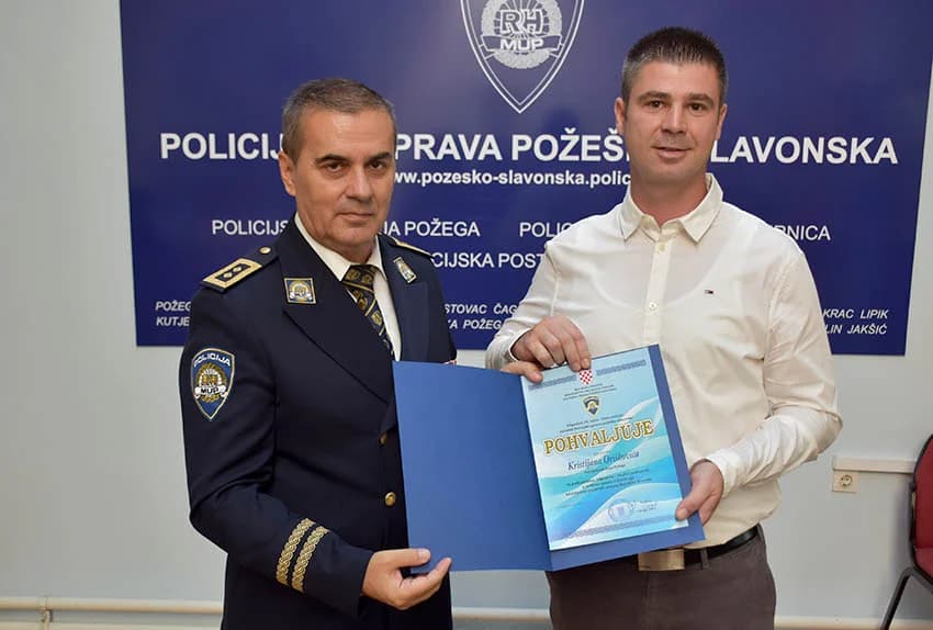 /FOTO/ Uručene pisane povale načelnika Policijske uprave požeško-slavonske policijskim službenicima i namještenicima u prigodi Dana policije