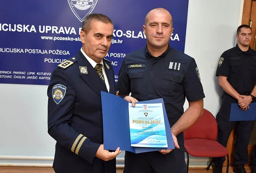 /FOTO/ Uručene pisane povale načelnika Policijske uprave požeško-slavonske policijskim službenicima i namještenicima u prigodi Dana policije