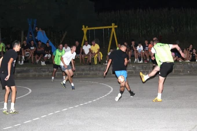 MALONOGOMETNI NOĆNI TURNIR U BUKU: Prvo mjesto i novčanu nagradu osvojila ekipa MNK „Amigo“