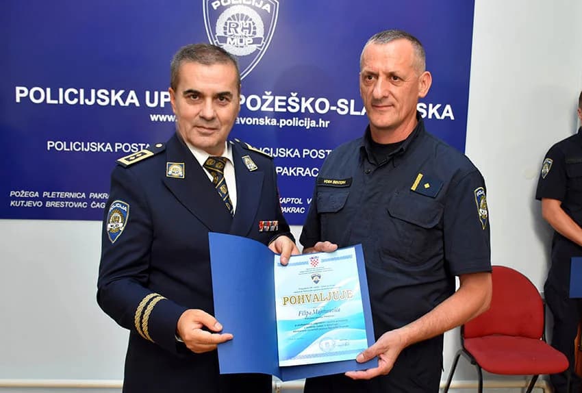 /FOTO/ Uručene pisane povale načelnika Policijske uprave požeško-slavonske policijskim službenicima i namještenicima u prigodi Dana policije