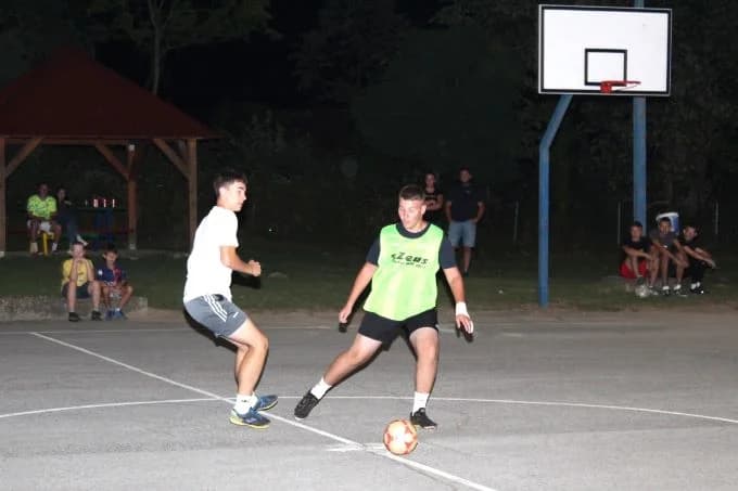 MALONOGOMETNI NOĆNI TURNIR U BUKU: Prvo mjesto i novčanu nagradu osvojila ekipa MNK „Amigo“