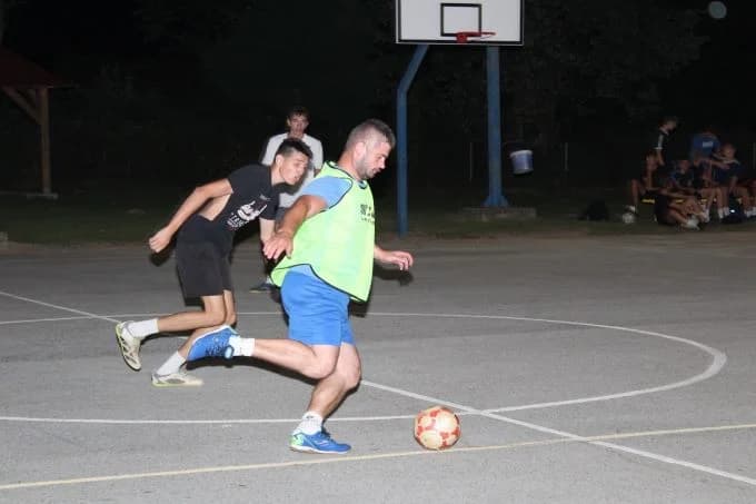 MALONOGOMETNI NOĆNI TURNIR U BUKU: Prvo mjesto i novčanu nagradu osvojila ekipa MNK „Amigo“