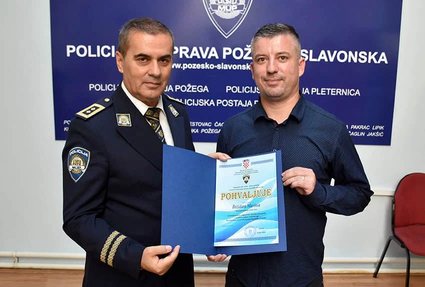 /FOTO/ Uručene pisane povale načelnika Policijske uprave požeško-slavonske policijskim službenicima i namještenicima u prigodi Dana policije