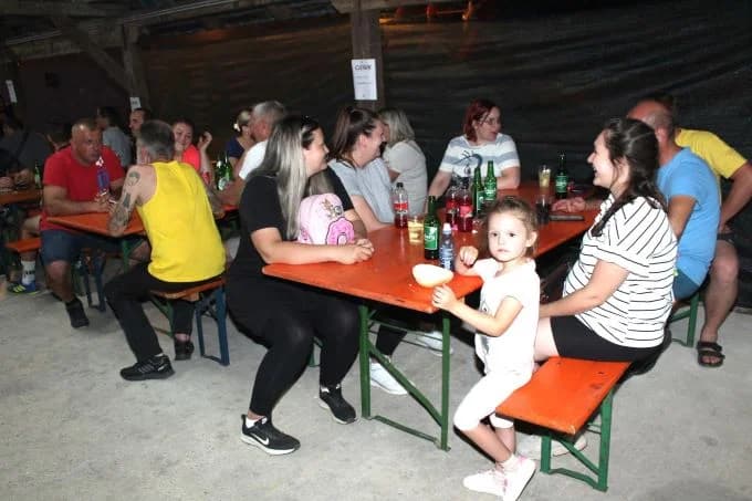 MALONOGOMETNI NOĆNI TURNIR U BUKU: Prvo mjesto i novčanu nagradu osvojila ekipa MNK „Amigo“