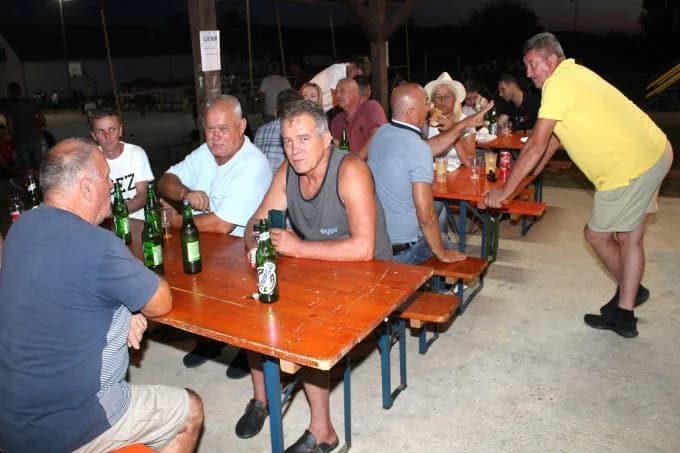MALONOGOMETNI NOĆNI TURNIR U BUKU: Prvo mjesto i novčanu nagradu osvojila ekipa MNK „Amigo“