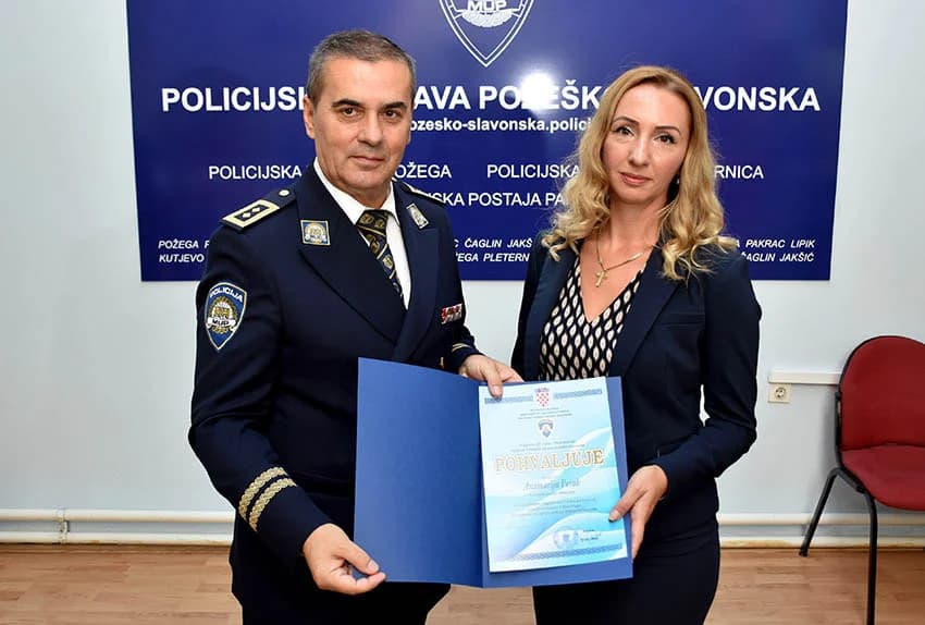 /FOTO/ Uručene pisane povale načelnika Policijske uprave požeško-slavonske policijskim službenicima i namještenicima u prigodi Dana policije