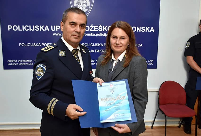 /FOTO/ Uručene pisane povale načelnika Policijske uprave požeško-slavonske policijskim službenicima i namještenicima u prigodi Dana policije