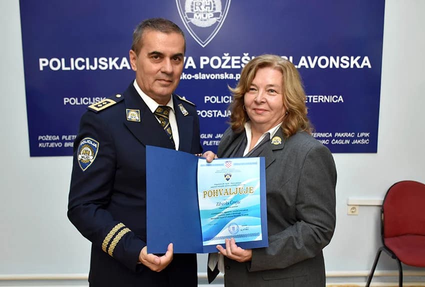 /FOTO/ Uručene pisane povale načelnika Policijske uprave požeško-slavonske policijskim službenicima i namještenicima u prigodi Dana policije