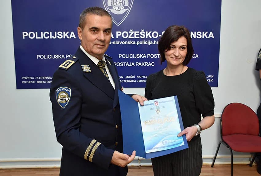/FOTO/ Uručene pisane povale načelnika Policijske uprave požeško-slavonske policijskim službenicima i namještenicima u prigodi Dana policije