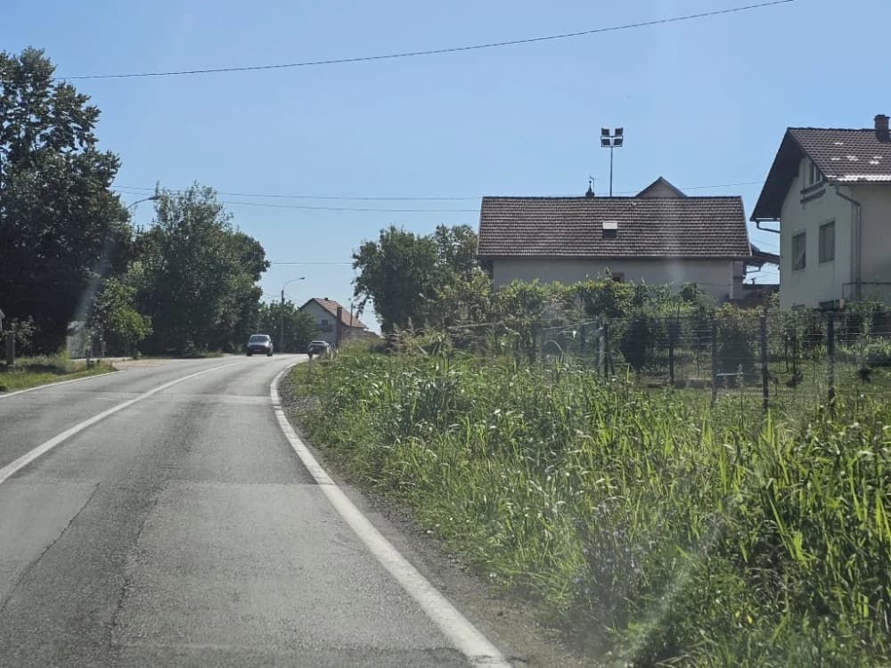 Ovo je naša stvarnost uz državnu cestu: Možda će pokositi kada padne prvi snijeg!