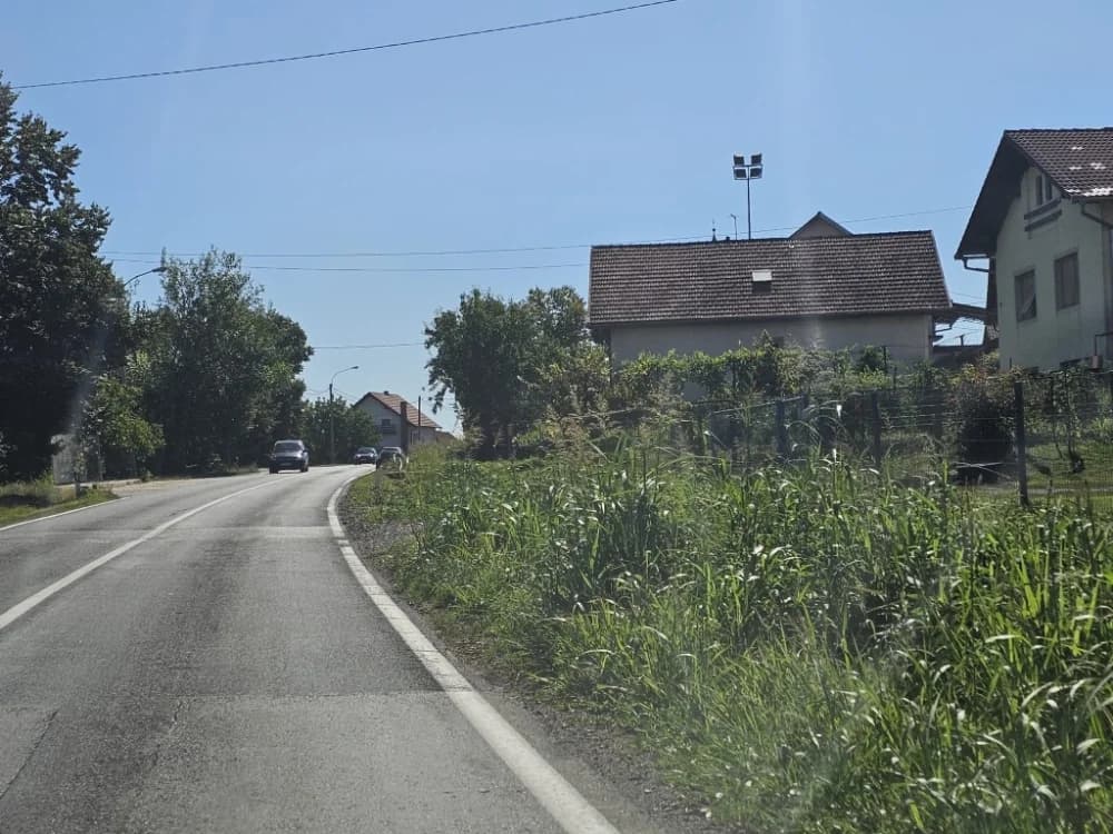 Ovo je naša stvarnost uz državnu cestu: Možda će pokositi kada padne prvi snijeg!