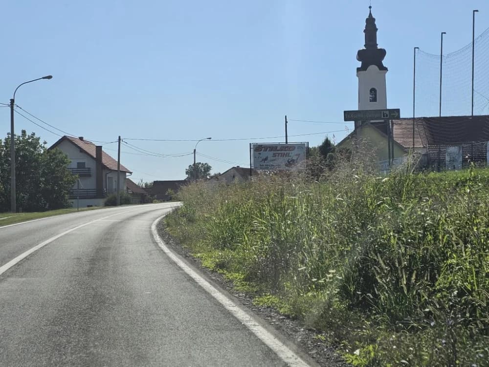 Ovo je naša stvarnost uz državnu cestu: Možda će pokositi kada padne prvi snijeg!