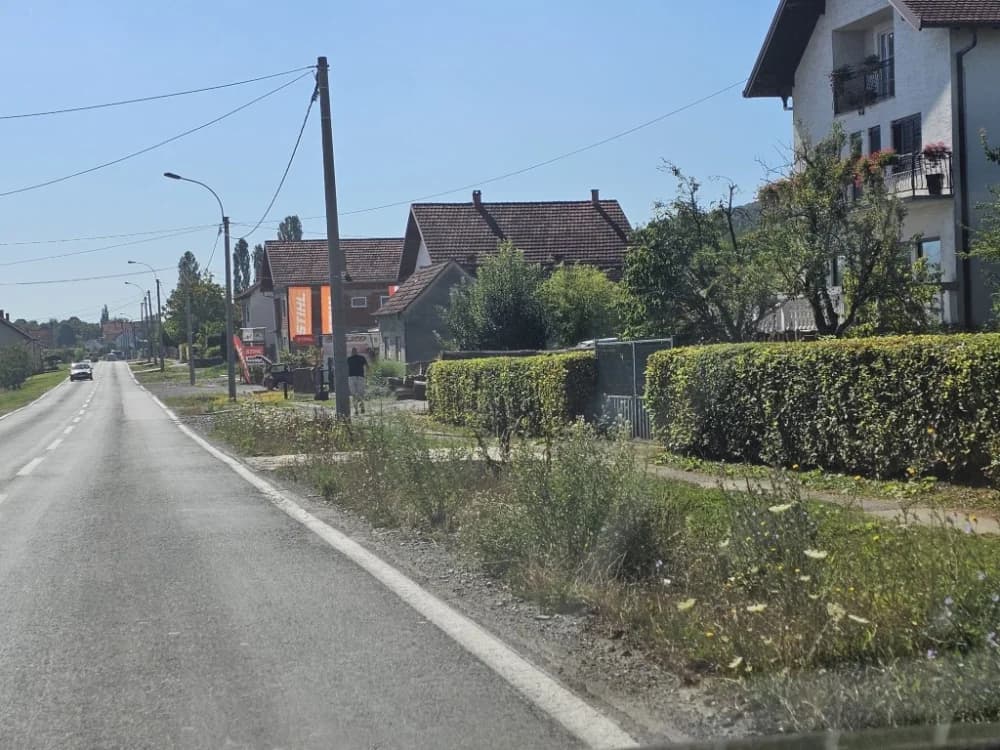 Ovo je naša stvarnost uz državnu cestu: Možda će pokositi kada padne prvi snijeg!