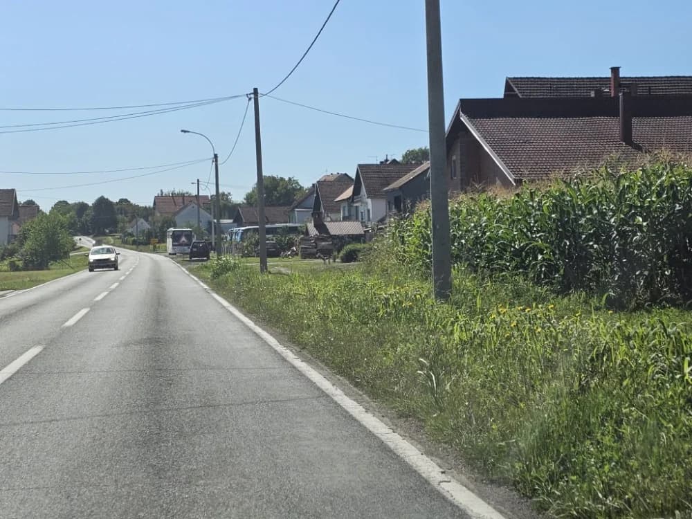 Ovo je naša stvarnost uz državnu cestu: Možda će pokositi kada padne prvi snijeg!