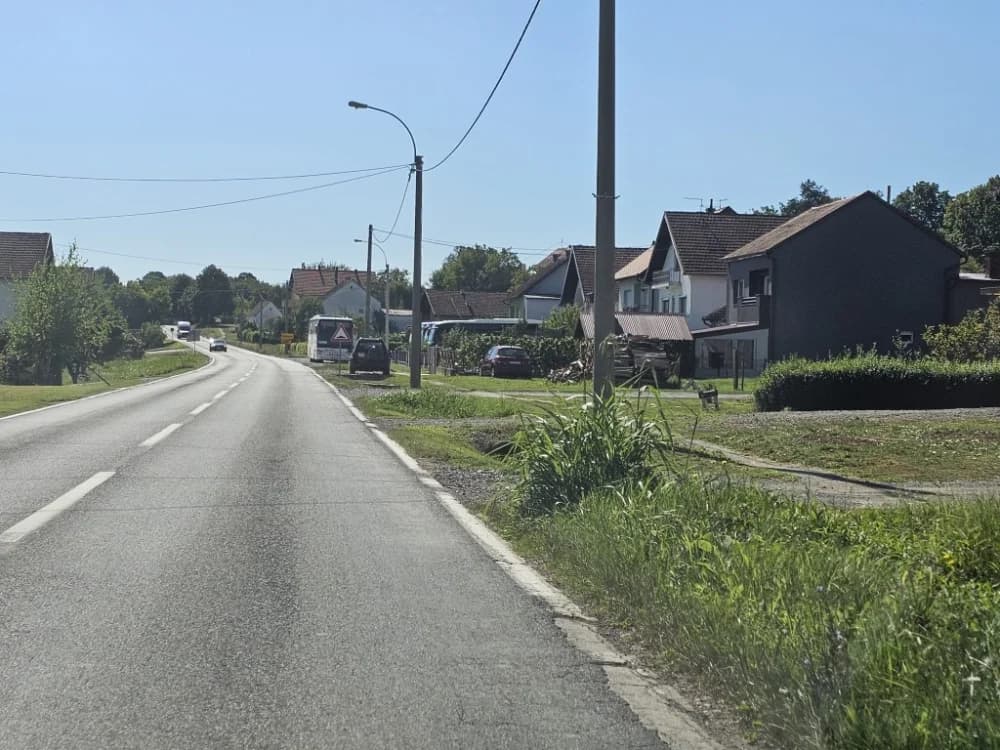 Ovo je naša stvarnost uz državnu cestu: Možda će pokositi kada padne prvi snijeg!