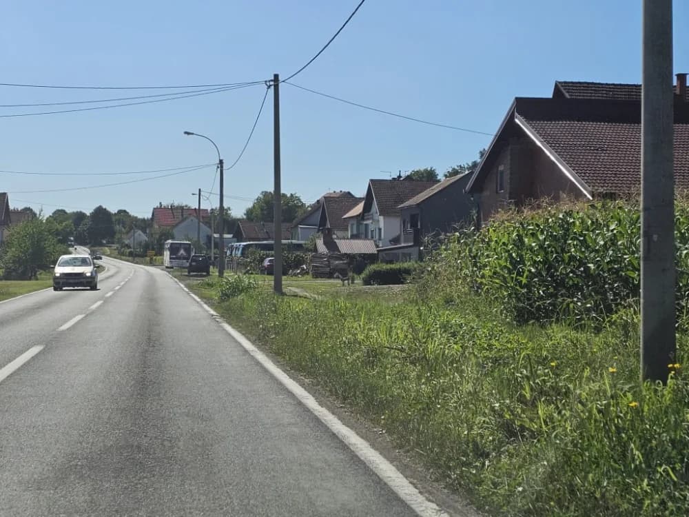 Ovo je naša stvarnost uz državnu cestu: Možda će pokositi kada padne prvi snijeg!