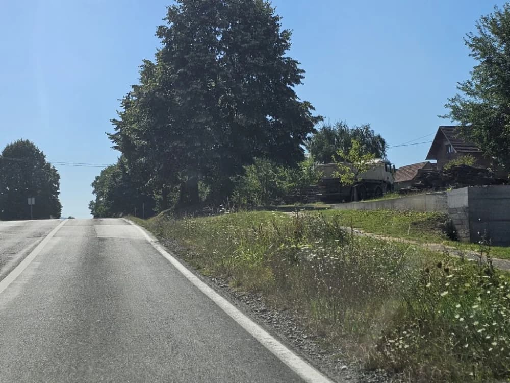 Ovo je naša stvarnost uz državnu cestu: Možda će pokositi kada padne prvi snijeg!
