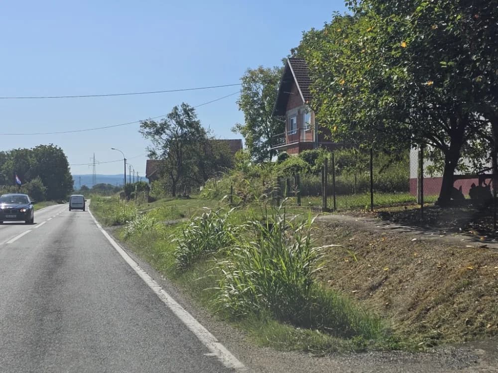 Ovo je naša stvarnost uz državnu cestu: Možda će pokositi kada padne prvi snijeg!