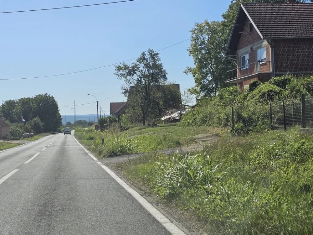 Ovo je naša stvarnost uz državnu cestu: Možda će pokositi kada padne prvi snijeg!