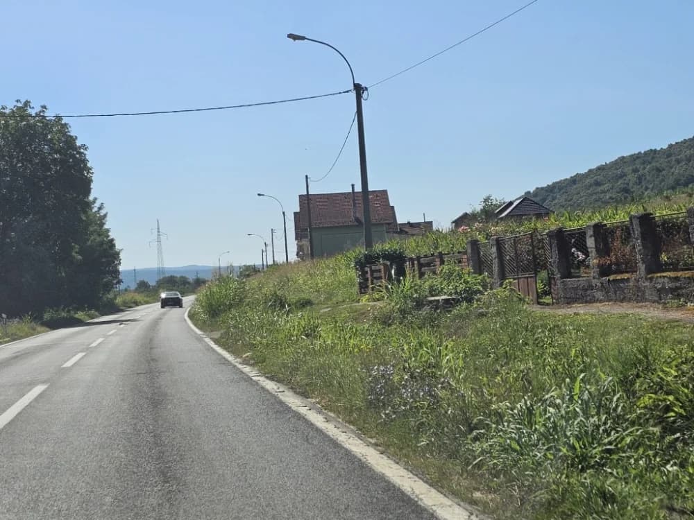 Ovo je naša stvarnost uz državnu cestu: Možda će pokositi kada padne prvi snijeg!