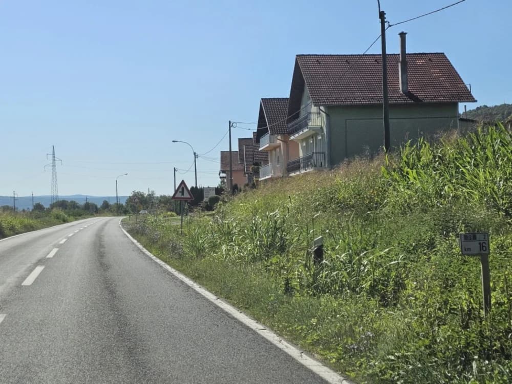 Ovo je naša stvarnost uz državnu cestu: Možda će pokositi kada padne prvi snijeg!