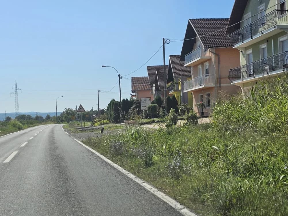Ovo je naša stvarnost uz državnu cestu: Možda će pokositi kada padne prvi snijeg!