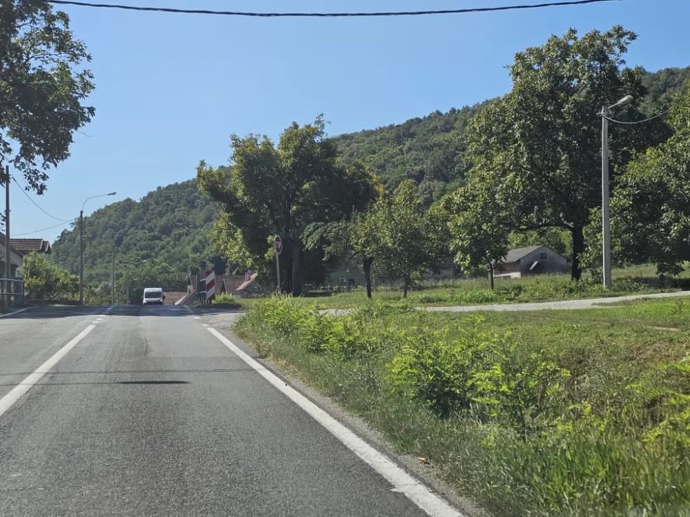 Ovo je naša stvarnost uz državnu cestu: Možda će pokositi kada padne prvi snijeg!