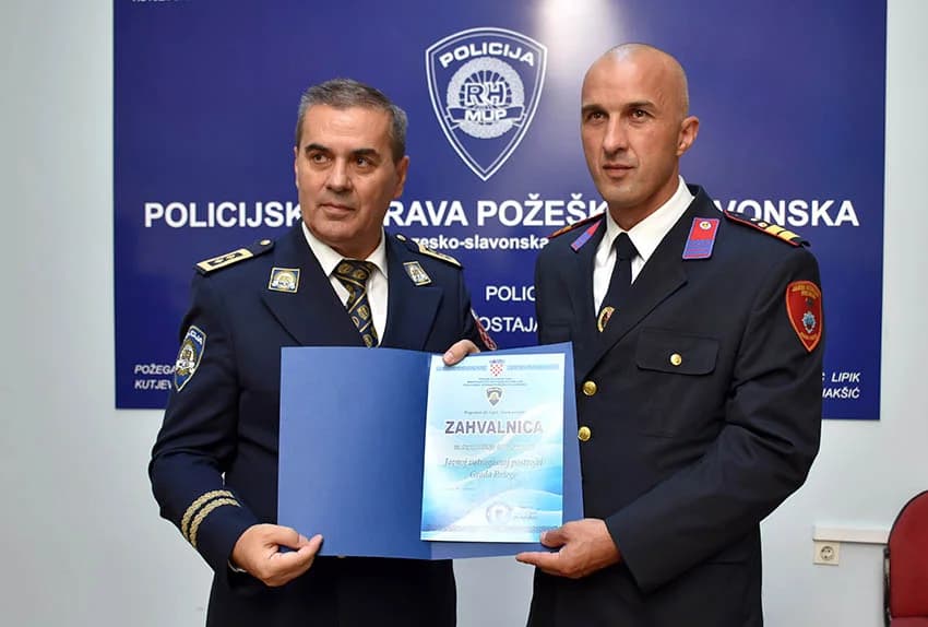 /FOTO/ Uručene pisane povale načelnika Policijske uprave požeško-slavonske policijskim službenicima i namještenicima u prigodi Dana policije