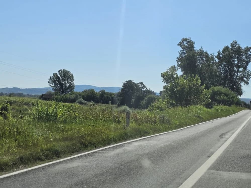 Ovo je naša stvarnost uz državnu cestu: Možda će pokositi kada padne prvi snijeg!