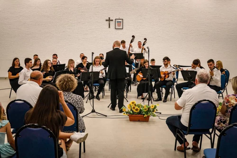 SJEĆANJE NA NEUMORNOG ČELNIKA: Memorijalni koncert u čast Stanka Raguža okupio brojne izvođače i više od 300 posjetitelja