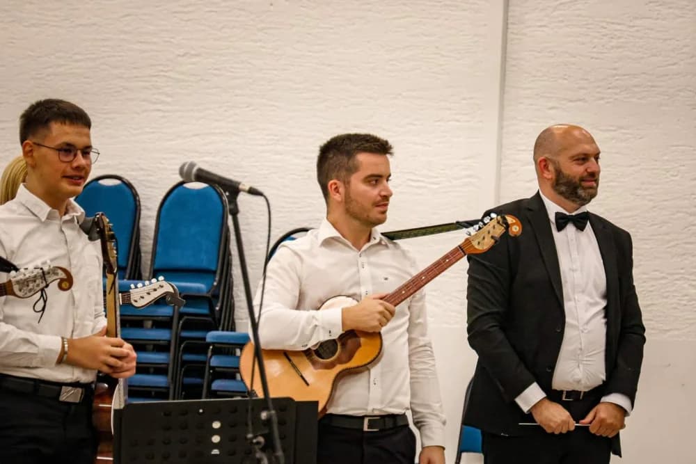 SJEĆANJE NA NEUMORNOG ČELNIKA: Memorijalni koncert u čast Stanka Raguža okupio brojne izvođače i više od 300 posjetitelja