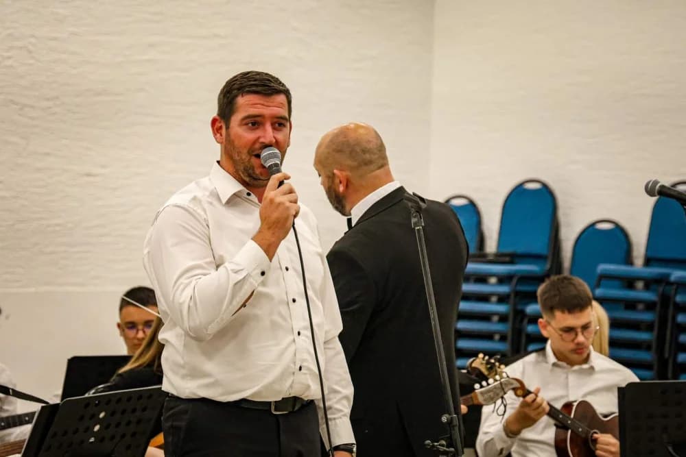SJEĆANJE NA NEUMORNOG ČELNIKA: Memorijalni koncert u čast Stanka Raguža okupio brojne izvođače i više od 300 posjetitelja