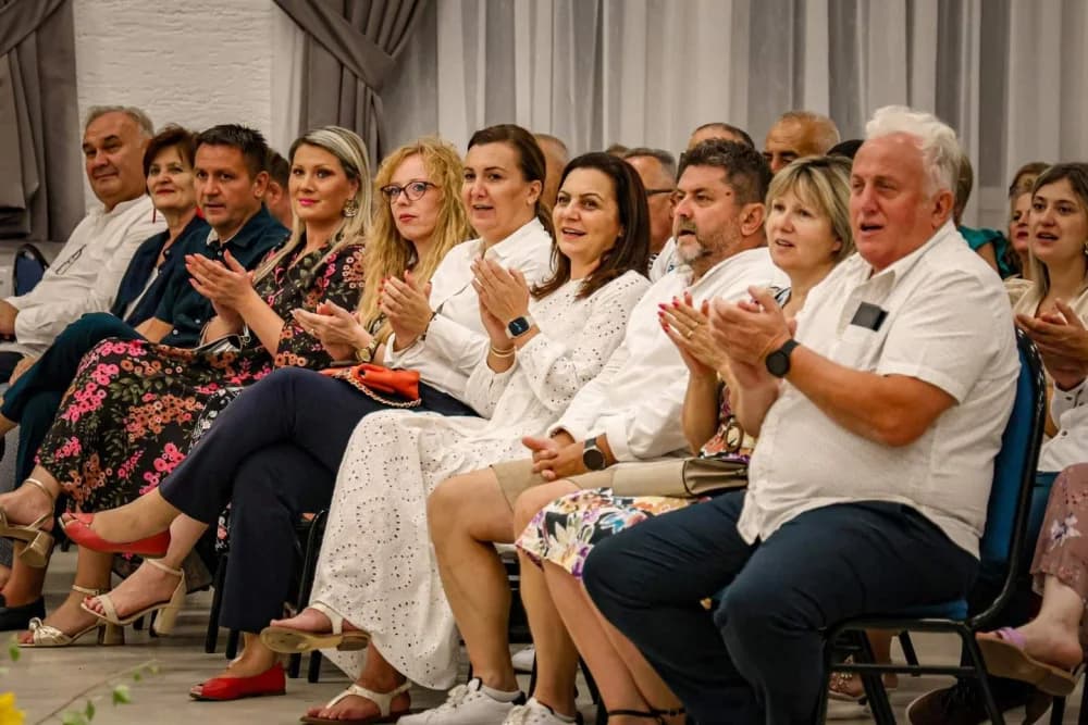 SJEĆANJE NA NEUMORNOG ČELNIKA: Memorijalni koncert u čast Stanka Raguža okupio brojne izvođače i više od 300 posjetitelja