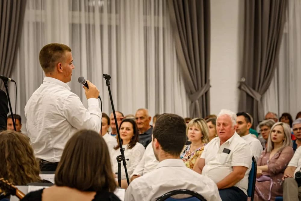 SJEĆANJE NA NEUMORNOG ČELNIKA: Memorijalni koncert u čast Stanka Raguža okupio brojne izvođače i više od 300 posjetitelja