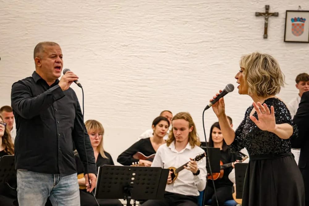 SJEĆANJE NA NEUMORNOG ČELNIKA: Memorijalni koncert u čast Stanka Raguža okupio brojne izvođače i više od 300 posjetitelja