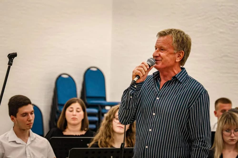 SJEĆANJE NA NEUMORNOG ČELNIKA: Memorijalni koncert u čast Stanka Raguža okupio brojne izvođače i više od 300 posjetitelja
