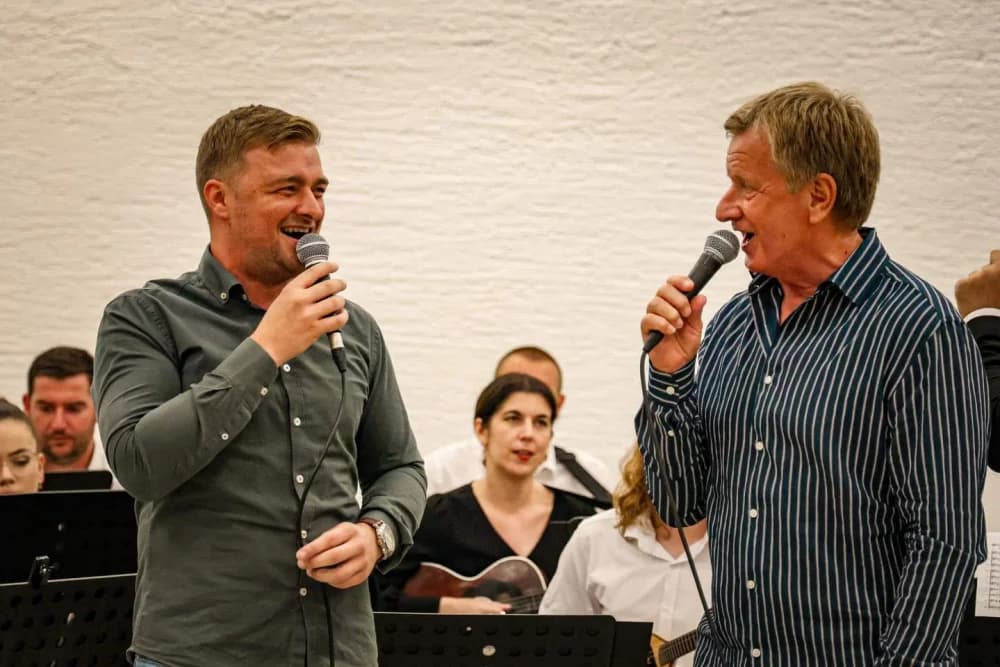 SJEĆANJE NA NEUMORNOG ČELNIKA: Memorijalni koncert u čast Stanka Raguža okupio brojne izvođače i više od 300 posjetitelja