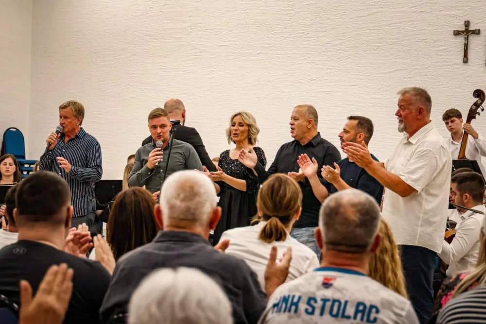 SJEĆANJE NA NEUMORNOG ČELNIKA: Memorijalni koncert u čast Stanka Raguža okupio brojne izvođače i više od 300 posjetitelja