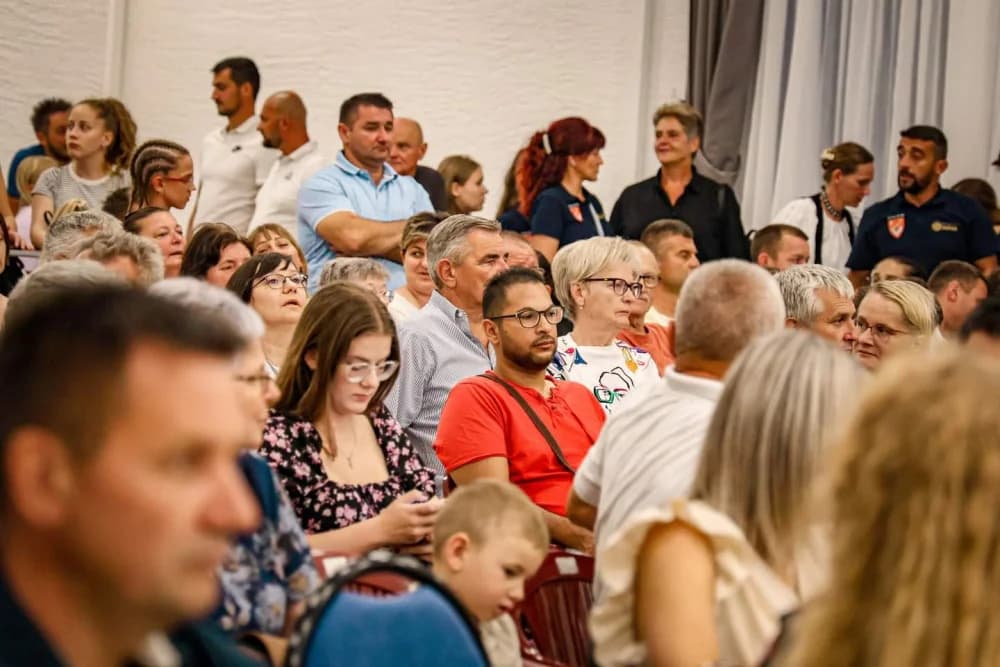 SJEĆANJE NA NEUMORNOG ČELNIKA: Memorijalni koncert u čast Stanka Raguža okupio brojne izvođače i više od 300 posjetitelja