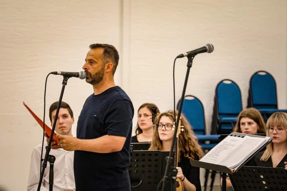 SJEĆANJE NA NEUMORNOG ČELNIKA: Memorijalni koncert u čast Stanka Raguža okupio brojne izvođače i više od 300 posjetitelja
