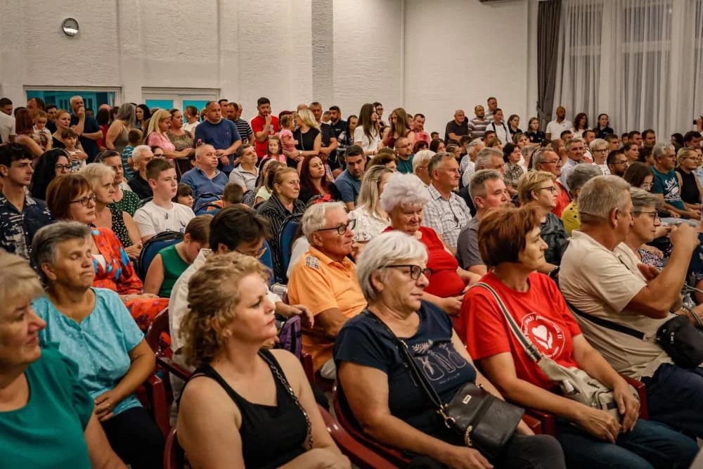 SJEĆANJE NA NEUMORNOG ČELNIKA: Memorijalni koncert u čast Stanka Raguža okupio brojne izvođače i više od 300 posjetitelja