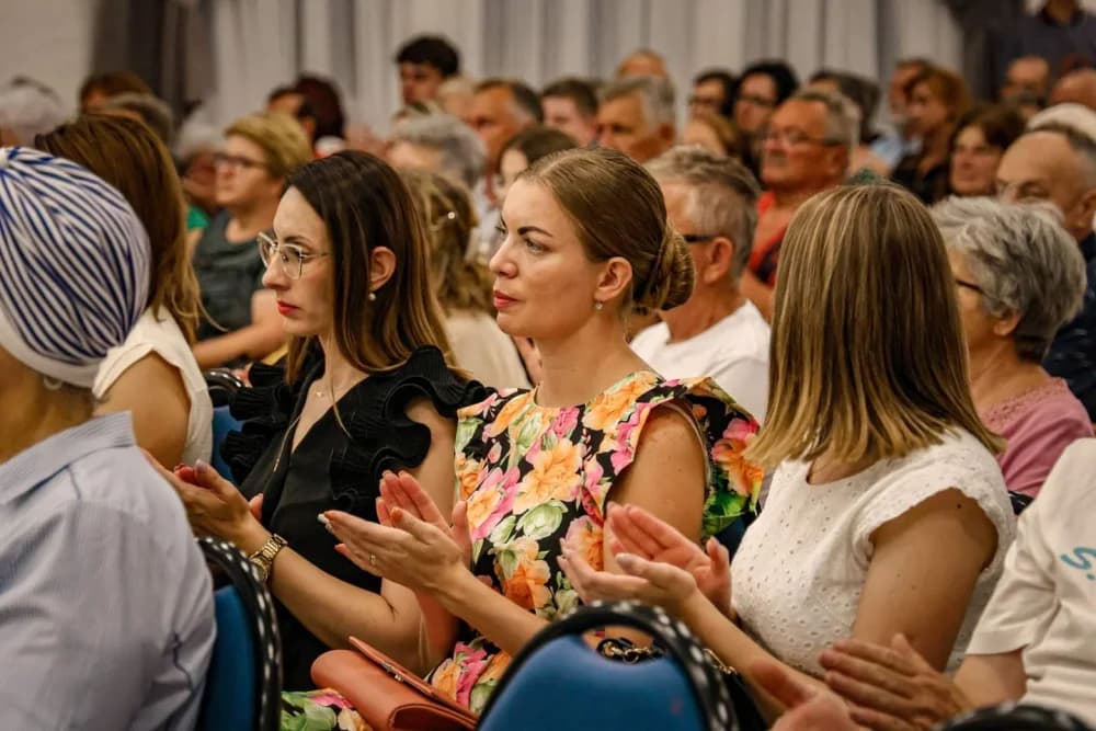 SJEĆANJE NA NEUMORNOG ČELNIKA: Memorijalni koncert u čast Stanka Raguža okupio brojne izvođače i više od 300 posjetitelja