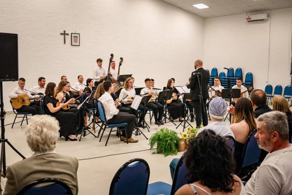 SJEĆANJE NA NEUMORNOG ČELNIKA: Memorijalni koncert u čast Stanka Raguža okupio brojne izvođače i više od 300 posjetitelja