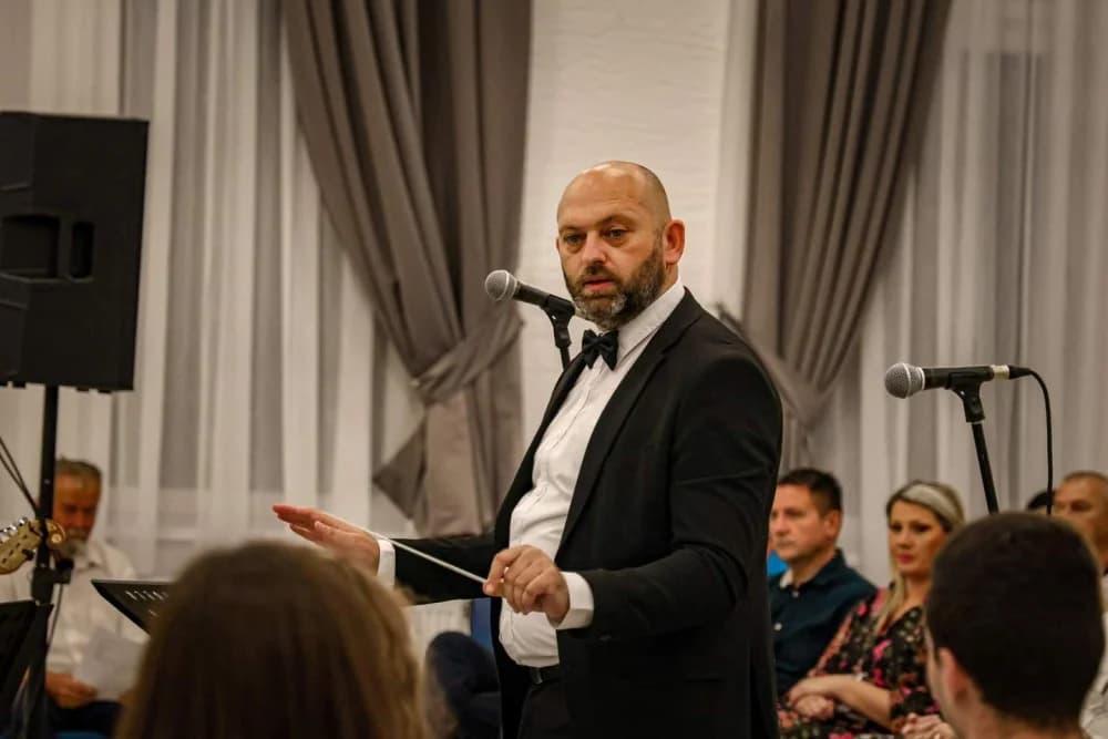 SJEĆANJE NA NEUMORNOG ČELNIKA: Memorijalni koncert u čast Stanka Raguža okupio brojne izvođače i više od 300 posjetitelja
