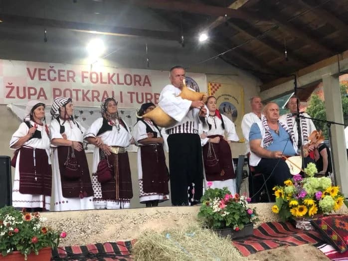 PLETERNIČKI KUD “RAMA“ Zapažen nastup na manifestaciji ”Večer folklora župa Potkraj i Turbe” u Bosni i Hercegovini