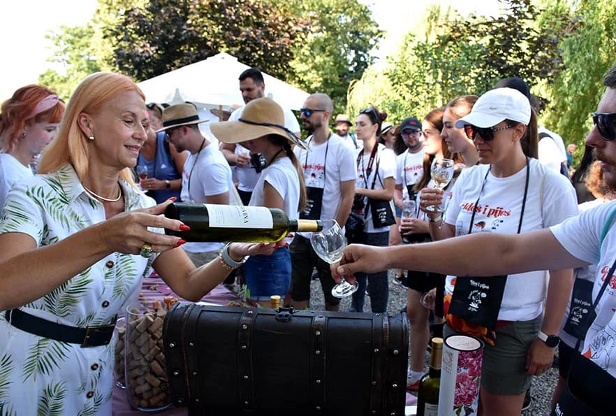 [FOTOGALERIJA] Uz jelo i piće kaptolačkim vinogradima prošlo više od četiri stotine sudionika